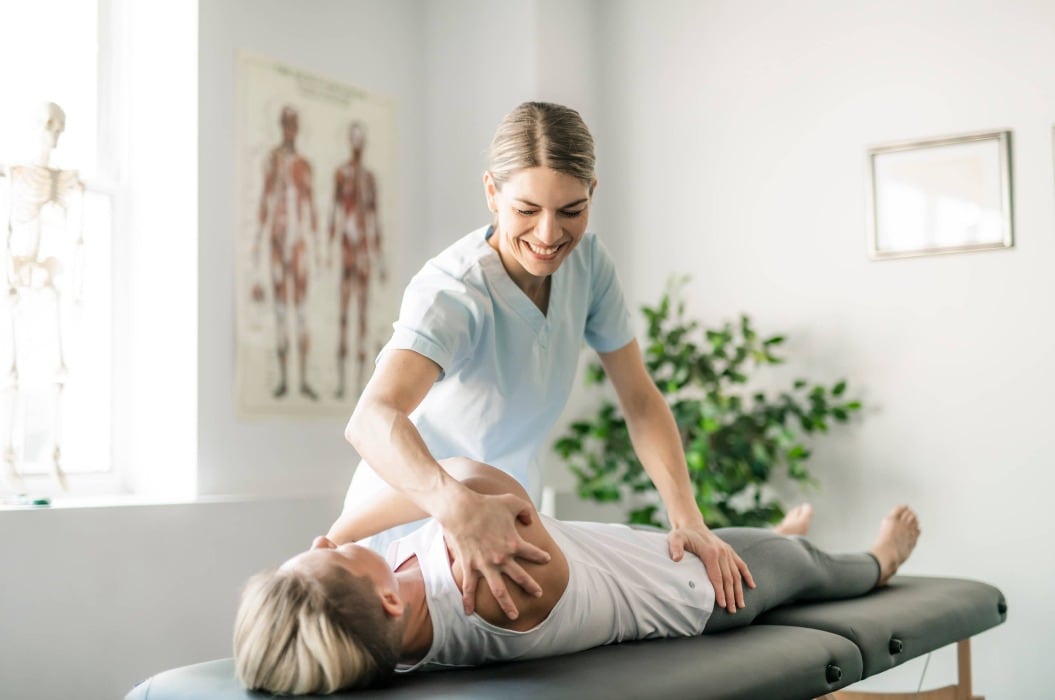 Eine moderne Rehabilitations-Physiotherapeutin mit einer Kundin